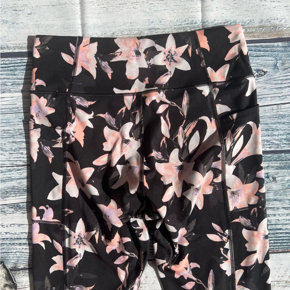 Victoria’s Secret Floral Black and Pink Leggings with Pockets EUC - Picture 9 of 11